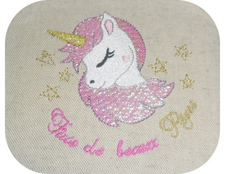 Motif de broderie machine tête de licorne mylar