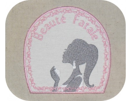 Motif de broderie machine Beauté fatale femme se parfumant