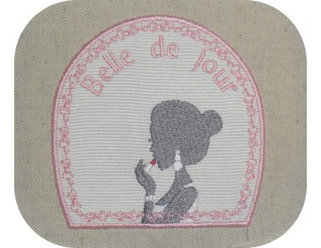 Motif de broderie machine Belle de jour femme au rouge à lèvres