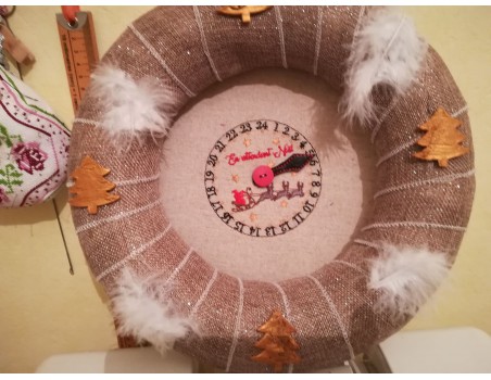 motif de broderie machine horloge en attendant Noël  ITH