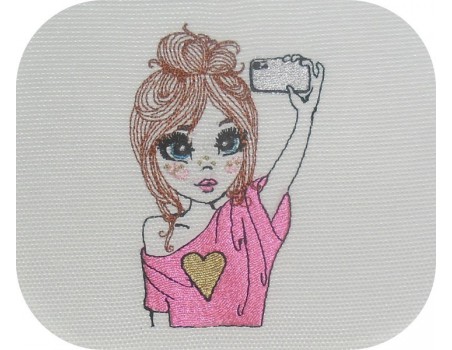 Motif de broderie machine fille faisant un selfie