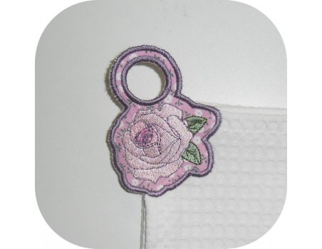 Motif de broderie machine accroche torchon shabby rose  ITH