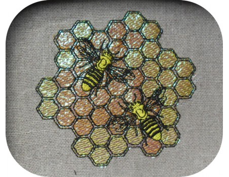 Motif de broderie machine les  abeilles sur une alvéole en mylar