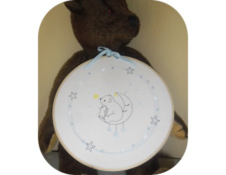 Motif de broderie machine  petit lapin et l'ourson sur la lune