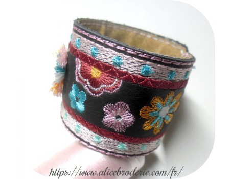 Motif de broderie machine ITH bracelet  bohème pompon rond