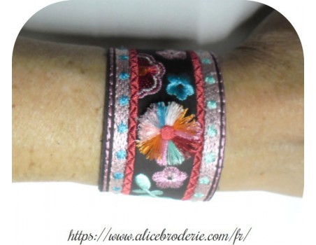 Motif de broderie machine ITH bracelet  bohème pompon rond