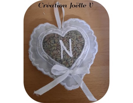 Motif de broderie machine  coeur festonné  à ruban pour lavande