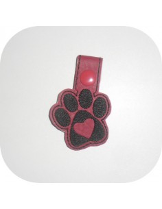Motif de broderie machine porte clé patte de chien ou chat   ITH