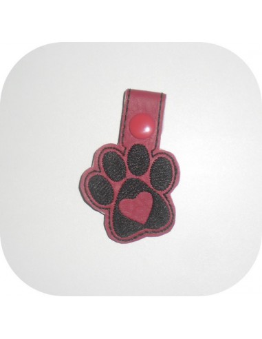 Motif de broderie machine porte clé patte de chien ou chat   ITH