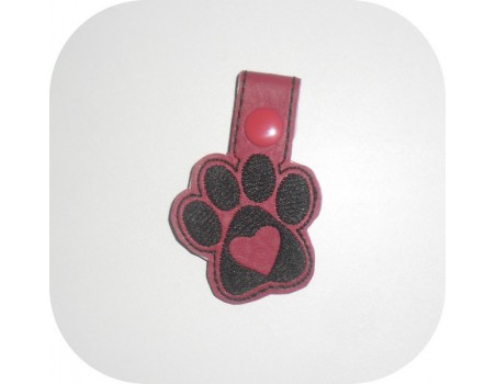 Motif de broderie machine porte clé patte de chien ou chat   ITH