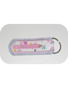 Motif de broderie machine porte clé appliqué crayon  ITH