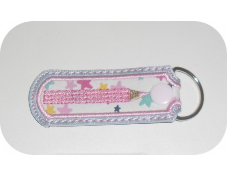 Motif de broderie machine porte clé appliqué crayon  ITH