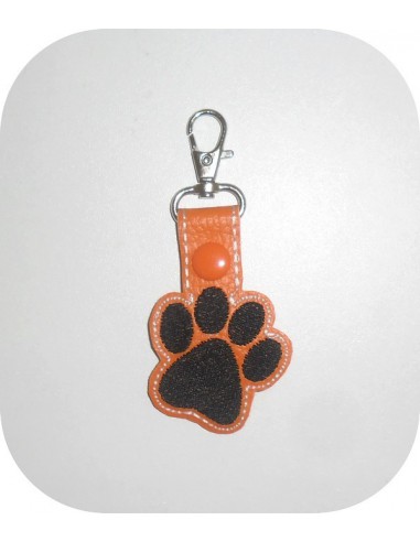 Motif de broderie machine porte clé patte de chat ou chien   ITH