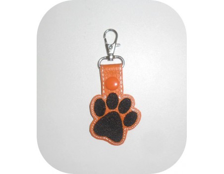 machine embroidery design dog or cat paw  keychains ith