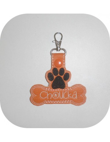 Motif de broderie machine porte clé patte de  chien avec os personnalisable  ITH