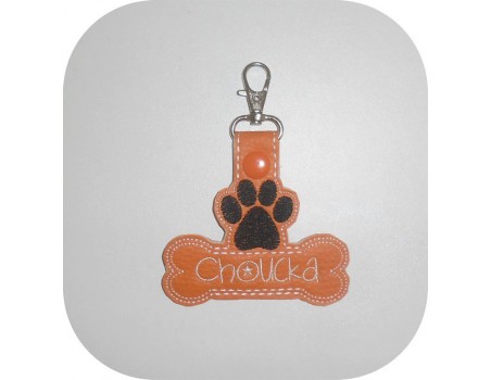 Motif de broderie machine porte clé patte de  chien avec os personnalisable  ITH