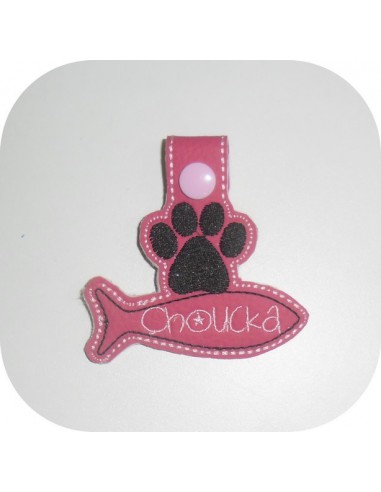 Motif de broderie machine porte clé patte de  chat  avec  poisson personnalisable  ITH