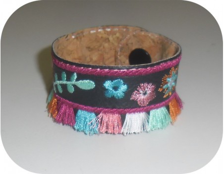 Motif de broderie machine ITH bracelet  bohème avec  pompons