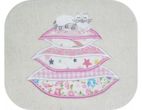 Motif de broderie machine chat sur coussins appliqués