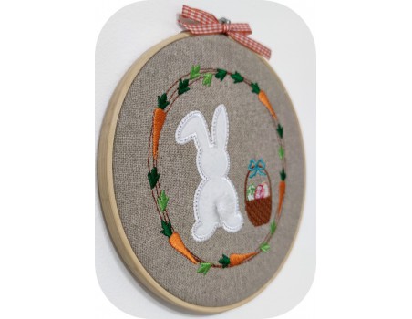 Motif de broderie machine  le lapin de Pâques avec sa queue pompon en 3D