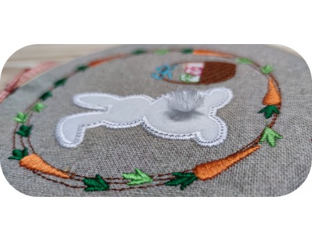 Motif de broderie machine  le lapin de Pâques avec sa queue pompon en 3D