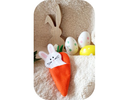 machine embroidery design ith rabbit in his carrot