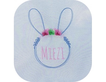 Motif de broderie machine  lapin personnalisable avec ses  fleurs et pompons en 3D