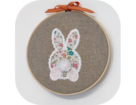 Motif de broderie machine  le lapin de Pâques avec un gros  pompon en 3D