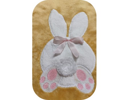 Motif de broderie machine  le lapin de Pâques avec un gros  pompon en 3D