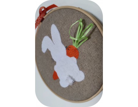 Motif de broderie machine  le lapin  avec sa queue en gros pompon3D et sa carotte