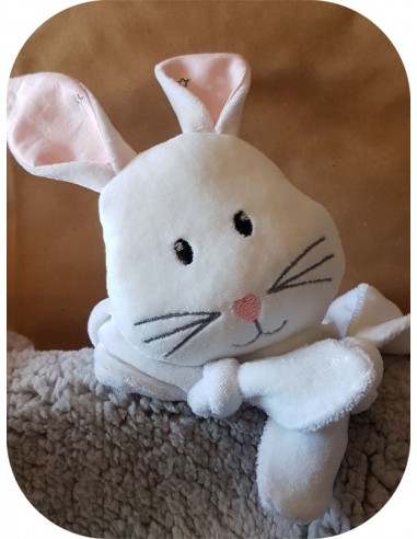 Doudou lapin broderie anglaise