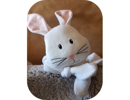 Doudou lapin broderie anglaise