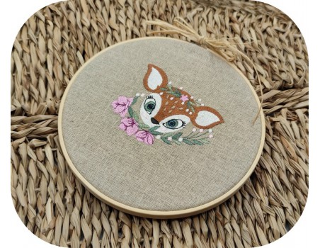 Motif de broderie machine biche couronne de fleurs