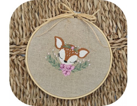 Motif de broderie machine biche bouquet de fleurs