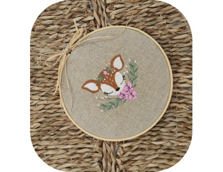 Motif de broderie machine biche bouquet de fleurs