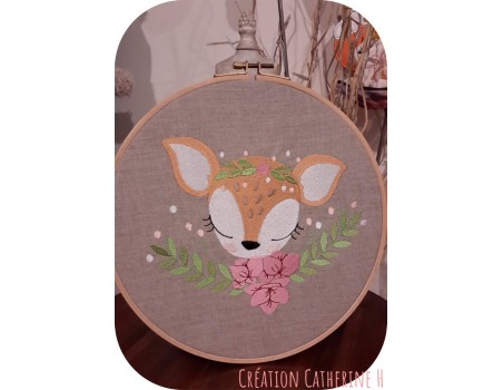 Motif de broderie machine biche bouquet de fleurs