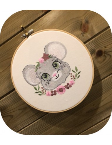 Motif de broderie machine souris fleurie