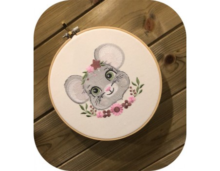 Motif de broderie machine souris fleurie