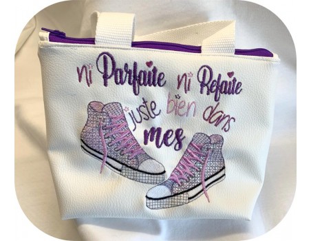 Motif de broderie machine texte et  baskets en mylar