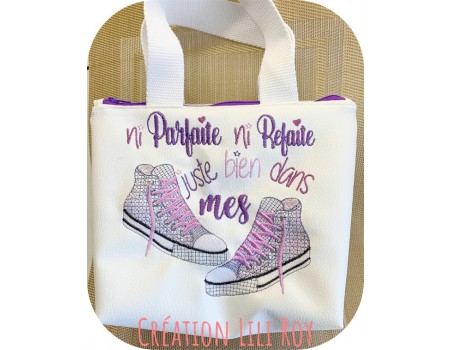 Motif de broderie machine texte et  baskets en mylar