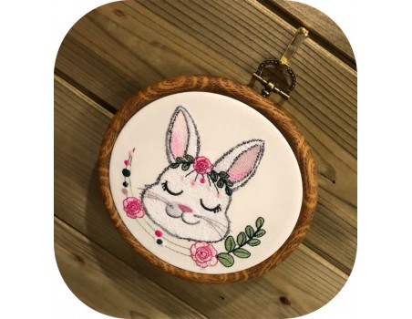 Motif de broderie machine lapine fleurs endormie