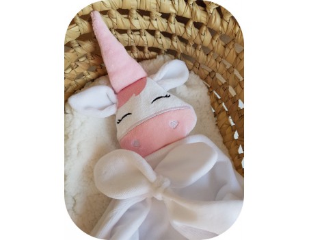 Motif de broderie machine  tête doudou licorne ITH