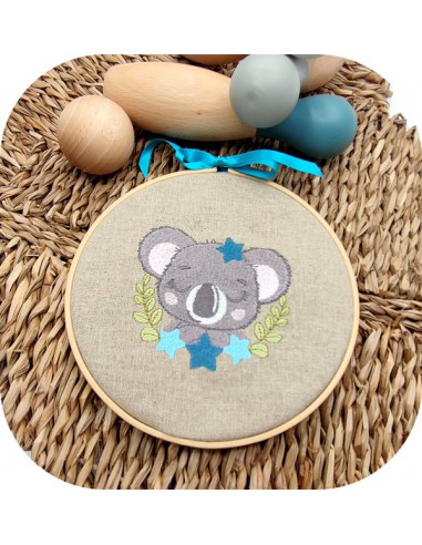 Motif de broderie machine koala endormi avec ses étoiles