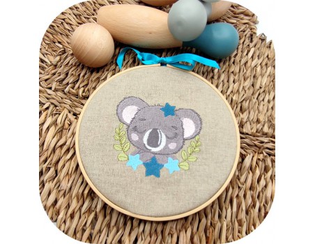 Motif de broderie machine koala endormi avec ses étoiles