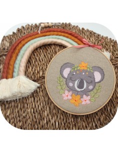 Motif de broderie machine la koala endormie  avec ses fleurs