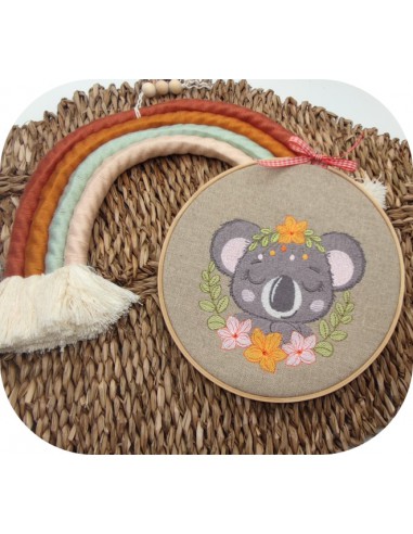 Motif de broderie machine la koala endormie  avec ses fleurs