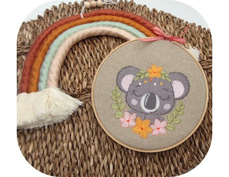 Motif de broderie machine la koala endormie  avec ses fleurs