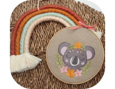 Motif de broderie machine la koala endormie  avec ses fleurs