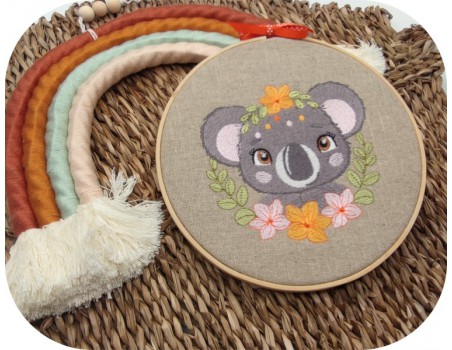 Motif de broderie machine koala avec ses fleurs