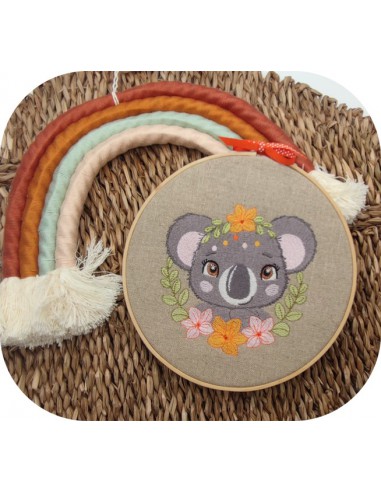 Motif de broderie machine koala avec ses fleurs